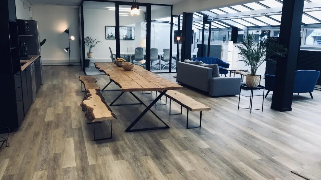 Espace commun et bureaux vitrés de la GameWard House