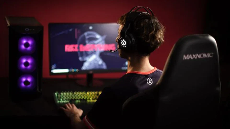 Joueur installé à un poste gaming GameWard