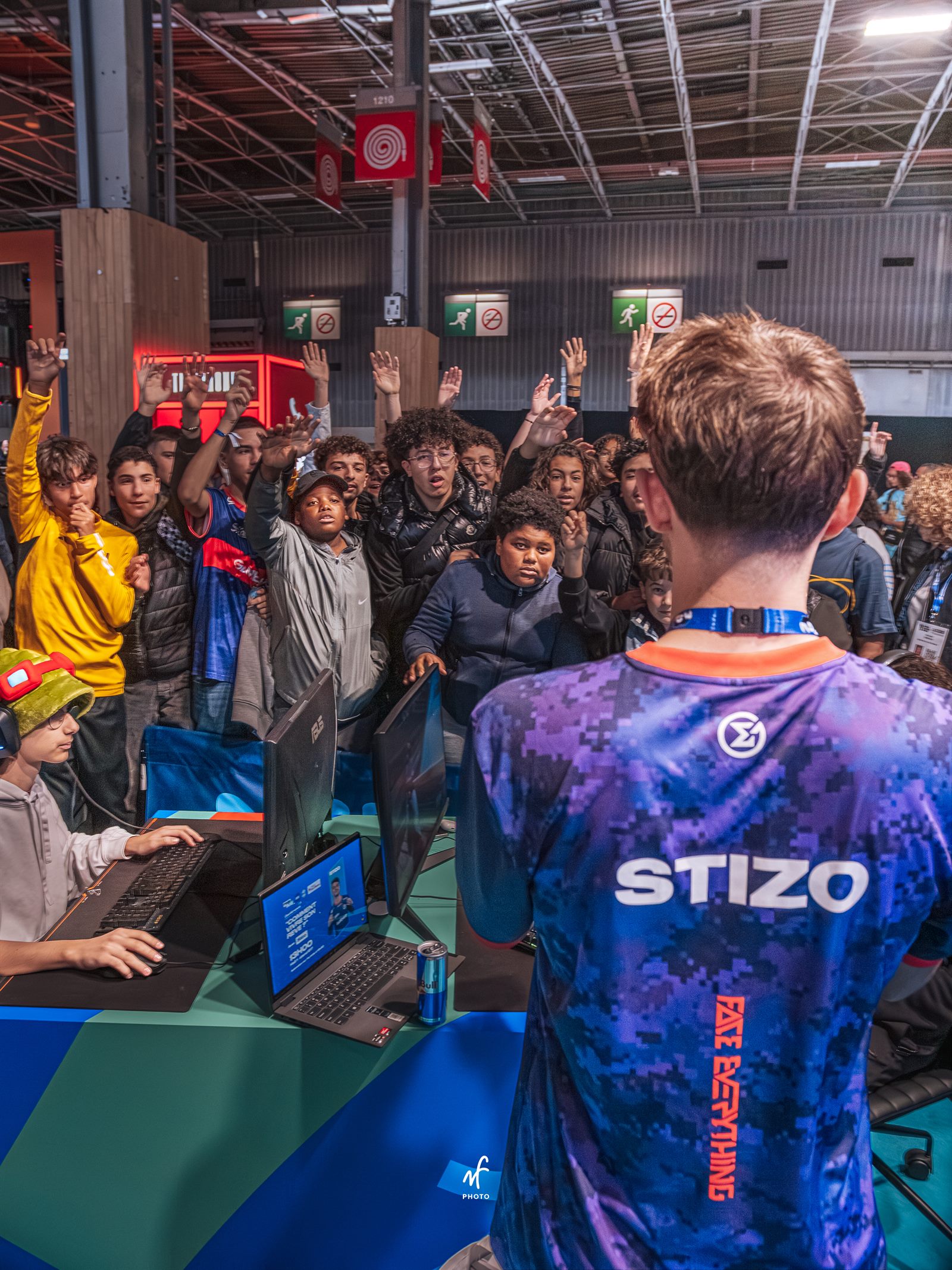 De jeunes joueurs installés sur les postes de jeu, encadrés par un coach GameWard