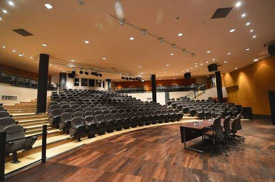 Salle municipale avec gradins mise à disposition pour les événements GameWard