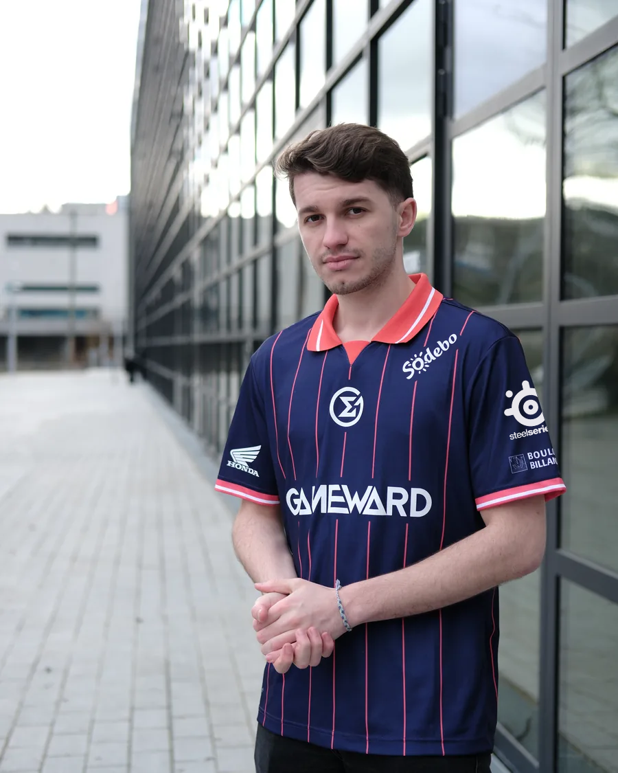 Stizo portant le maillot GameWard devant la GameWard House