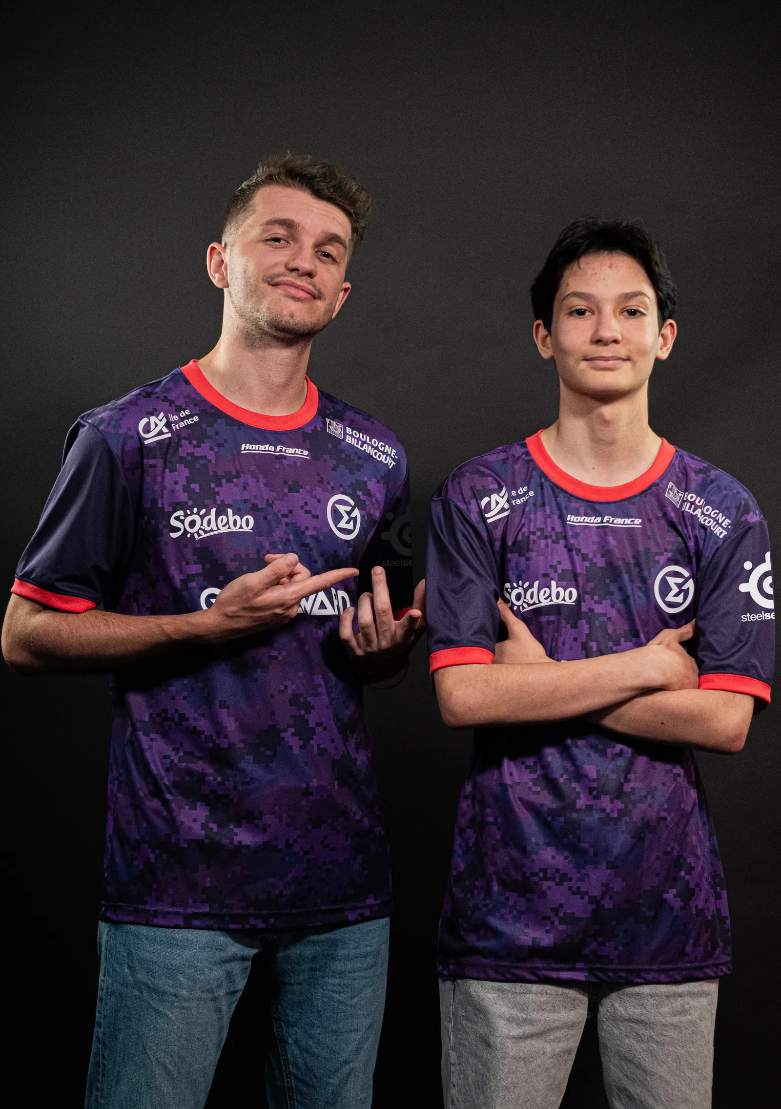 Deux membres de GameWard portant le maillot du club