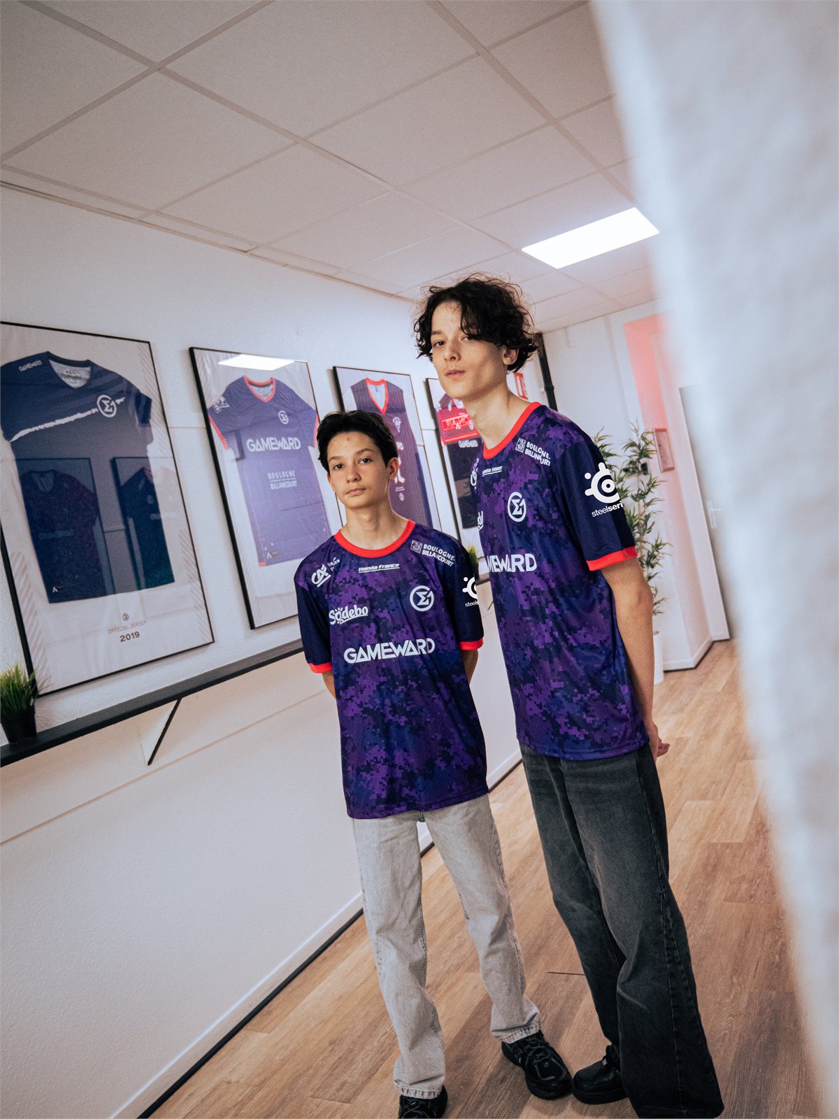 Deux joueurs GameWard dans les locaux du club